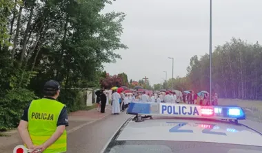 Mundurowi pilnują procesji w gminie Michałowice - ruch pod kontrolą
